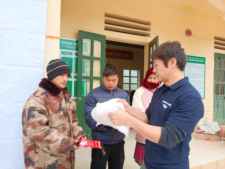 Nhiều phần quà giá trị được trao cho người dân có hoàn cảnh khó khăn tại đây.