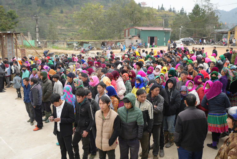 Bà con tại Thượng Phùng có mặt từ sớm để nhận quà.