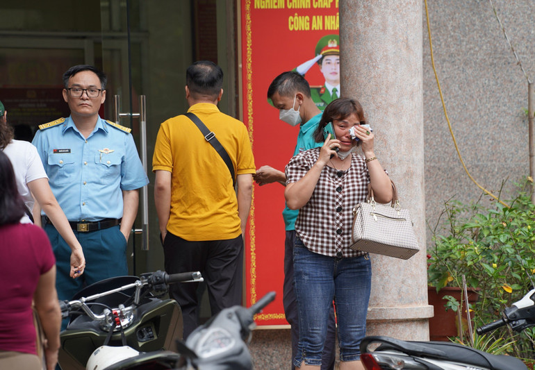 Nhiều người dân chờ đợi tin tức thân nhân tại trụ sở công an phường Khương Đình.