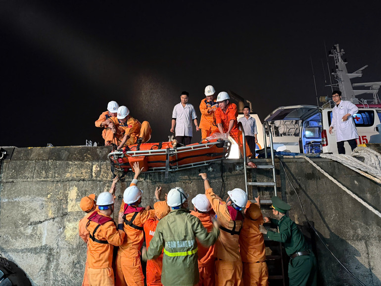 Bệnh nhân được đưa về bờ cấp cứu kịp thời.