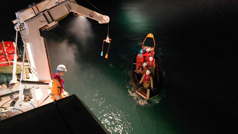 Đưa thuyền viên bị thương về tàu cứu nạn SAR 274.