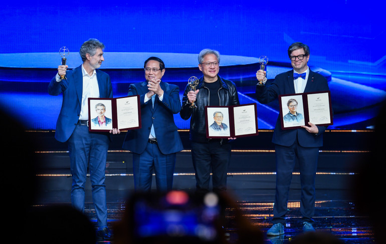 Thủ tướng Chính phủ Phạm Minh Chính trao Giải thưởng Chính Giải VinFuture cho các nhà khoa học. (Ảnh: THÀNH ĐẠT)