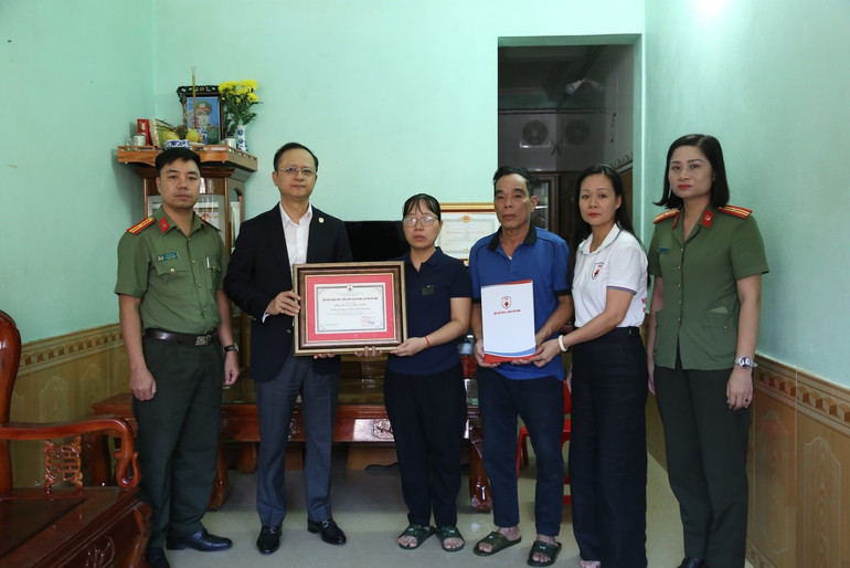 Hiệp hội Phòng cháy chữa cháy và Cứu nạn cứu hộ Việt Nam và Đoàn Thanh niên Bộ Tư lệnh Cảnh vệ, Bộ Công an đến thăm hỏi, động viên gia đình Trung tá Trần Đông.