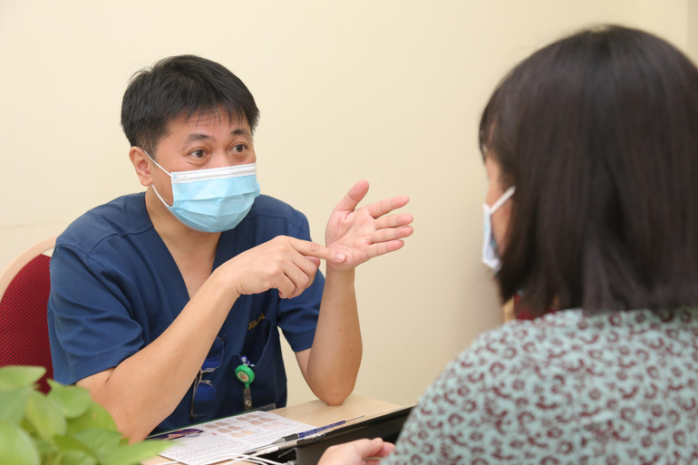 TS, BS Lê Việt Khánh - Phó trưởng Khoa Phẫu thuật Cấp cứu Tiêu hóa tư vấn cho người bệnh.