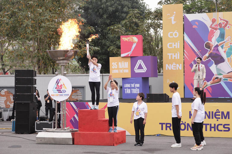 Rước đuốc khai mạc Đại hội Thể thao.