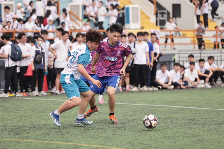 Chung kết bóng đá thu hút đông khán giả cổ vũ.