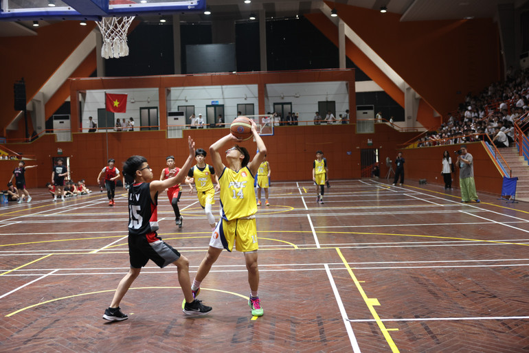 Các lớp tranh giải tại cuộc thi bóng rổ.