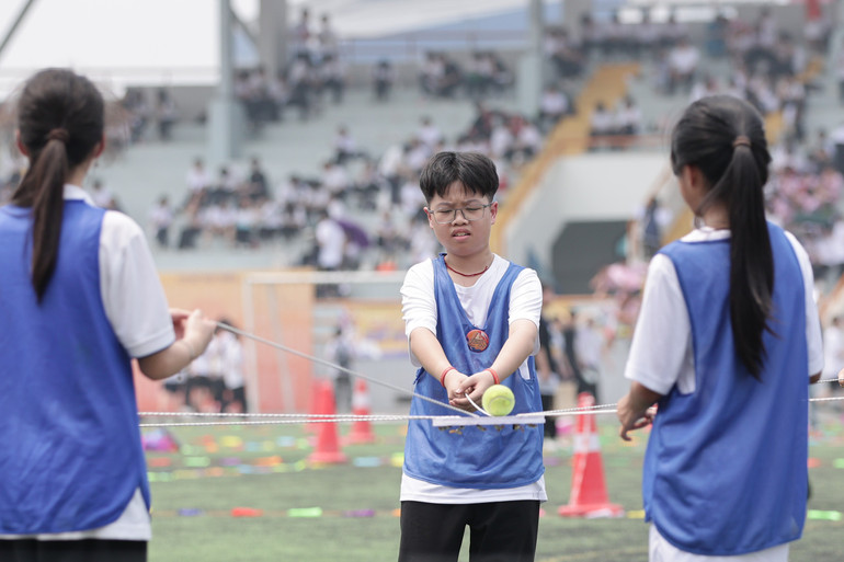 Các bạn nhỏ khéo léo trong phần thi tập thể.