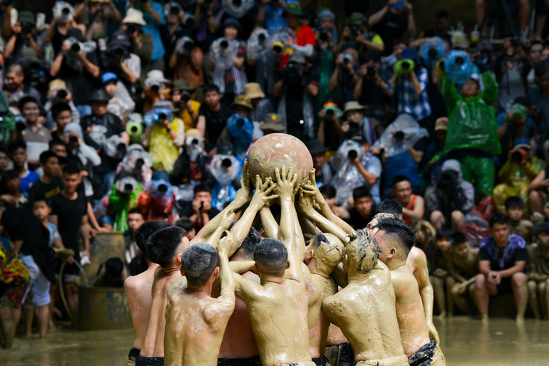 Quả cầu được đặt ở giữa sân, các quân cầu lao vào tranh cướp cầu, nhiệm vụ của hai giáp phải tranh cướp khối cầu trong tay đối thủ, cùng nhau di chuyển đưa quả cầu về phía phần sân của đối thủ rồi đặt vào lỗ cầu để giành chiến thắng.