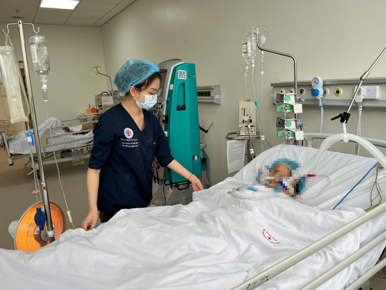 Khoa Bệnh lây đường hô hấp, Bệnh viện Trung ương Quân đội 108 đã tiếp nhận điều trị nhiều bệnh nhân cúm A nặng, trong đó đa số là người cao tuổi.