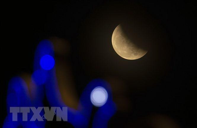 Nguyệt thực toàn phần trên bầu trời Hà Nội. Nguyệt thực toàn phần trên bầu trời Hà Nội.