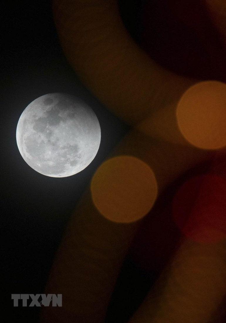 Nguyệt thực toàn phần trên bầu trời Hà Nội. Nguyệt thực toàn phần trên bầu trời Hà Nội.