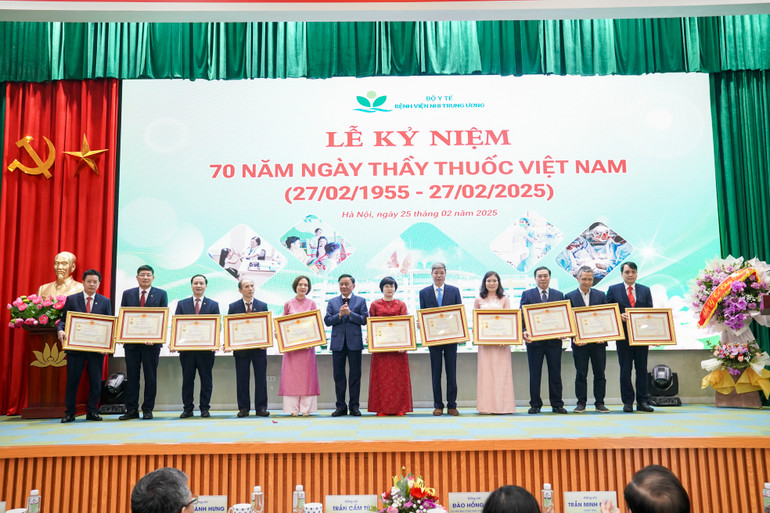 Bệnh viện Nhi Trung ương có thêm 12 Thầy thuốc Ưu tú. Bệnh viện Nhi Trung ương có thêm 12 Thầy thuốc Ưu tú.