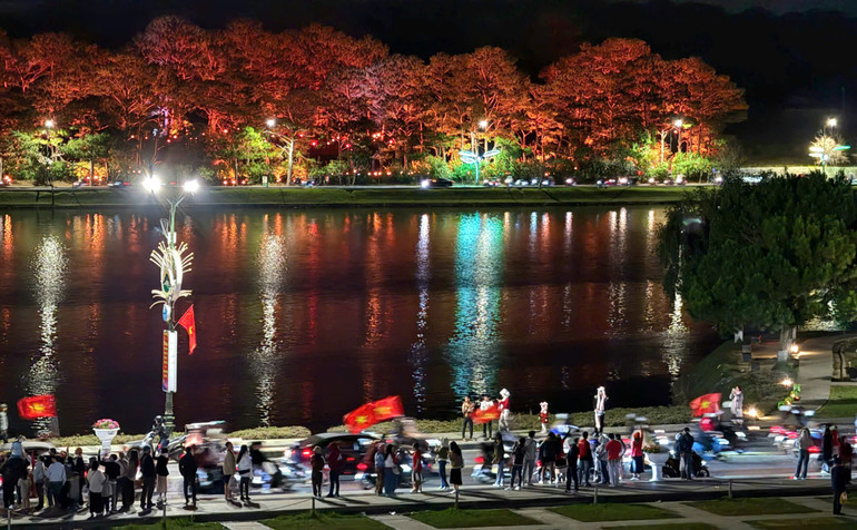 Người hâm mộ đổ ra đường mừng đội tuyển Việt Nam vô địch ASEAN Cup 2024 ảnh 9