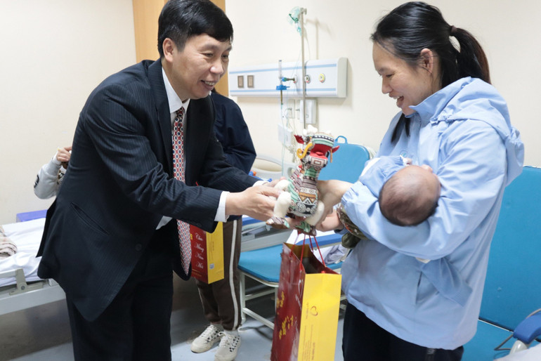 Ông Nguyễn Hồng Ngọc, Phó Vụ trưởng Vụ Xã hội, Văn phòng Quốc hội tặng quà cho các bệnh nhi.