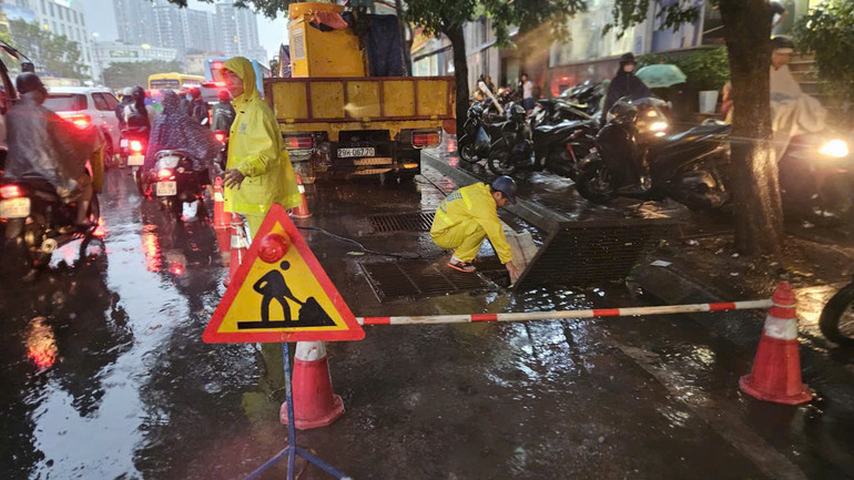 Xí nghiệp 3 triển khai bơm CP10 tại cụm chân cầu Vĩnh Tuy.