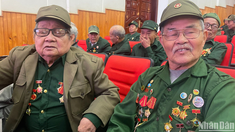 Ông Bùi Kim Điều (sinh năm 1931) và ông Nguyễn Hữu Chấp (sinh năm 1930) - cựu chiến binh chiến dịch Điện Biên Phủ gặp nhau mừng tủi tại lễ tri ân sáng 6/3.