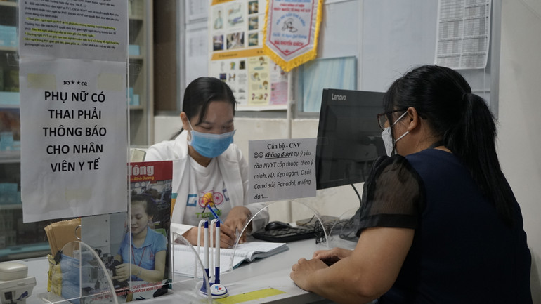 Các khu công nghiệp quan tâm chăm sóc sức khỏe công nhân, tư vấn về phòng, chống HIV/AIDS.