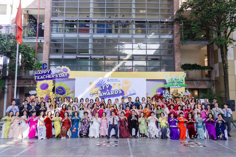 Các thầy, cô dự lễ kỷ niệm.