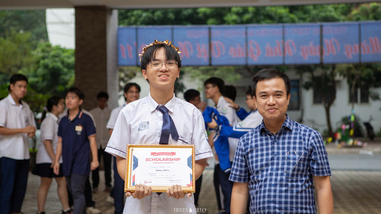 Thầy Phạm Minh Phương hiệu phó nhà trường trao giải cho thí sinh Hoàng Thanh Sơn - người thắng cuộc trong Khua Chiêng Vàng 2024 với chủ đề “Echo Of The Essence”.