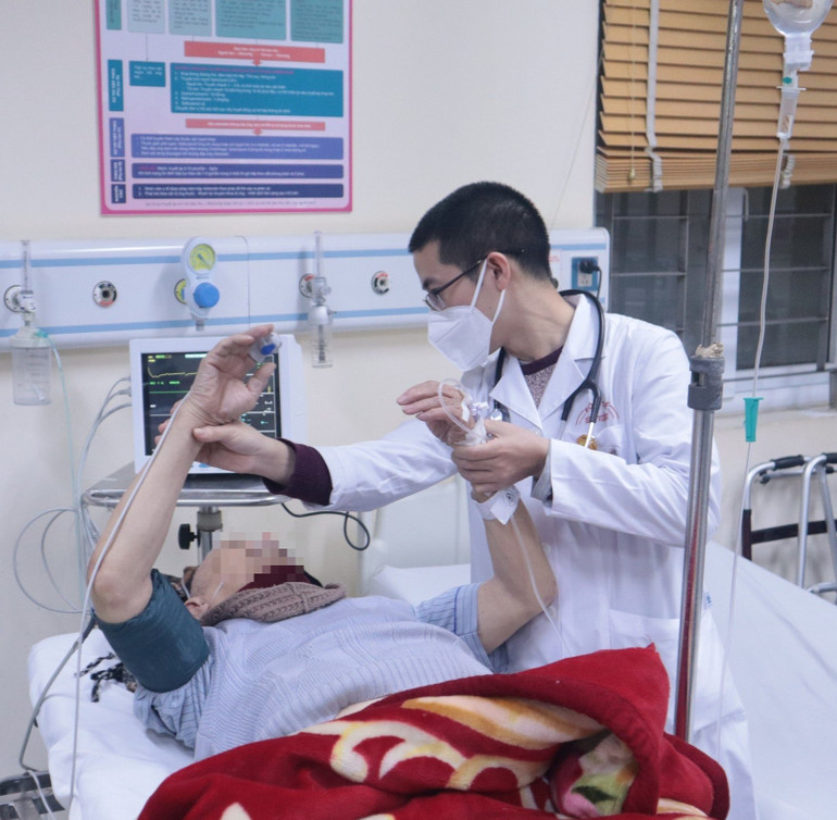 Các bác sĩ xuyên đêm khám, cấp cứu cho người bệnh.