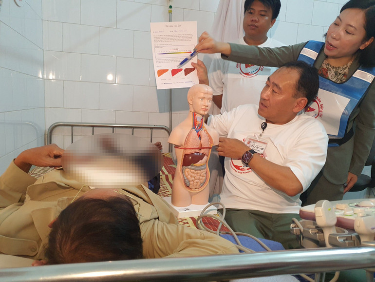 Bác sĩ Eguchi Yuichiro tư vấn cho người dân tại Nghĩa Lộ, Yên Bái.