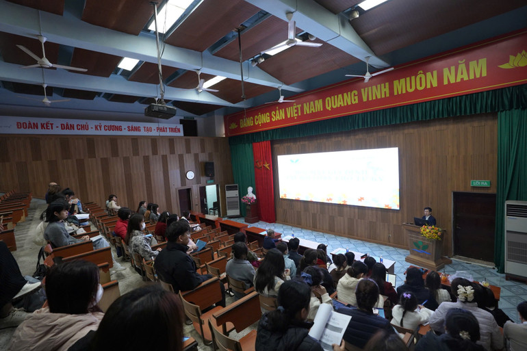 Các cha mẹ tham gia buổi họp mặt.