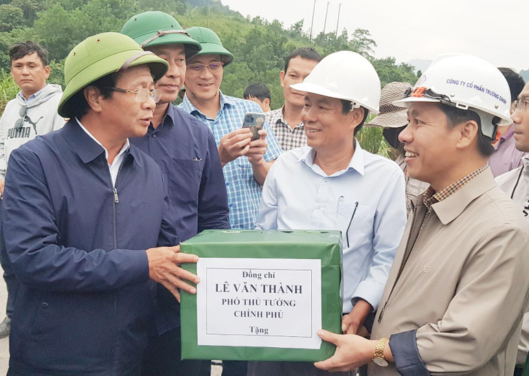 Phó Thủ tướng Lê Văn Thành tặng quà động viên đơn vị thi công. Phó Thủ tướng Lê Văn Thành tặng quà động viên đơn vị thi công.