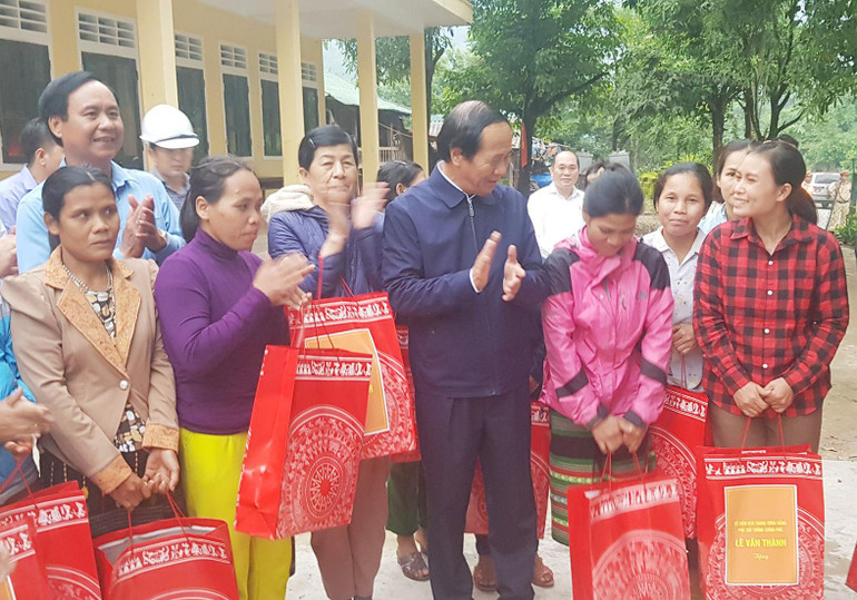 Phó Thủ tướng Lê Văn Thành tặng quà, động viên người dân trong vùng bị ảnh hưởng sau sự cố sụt, trượt Quốc lộ 15D sớm trở lại cuộc sống bình thường. Phó Thủ tướng Lê Văn Thành tặng quà, động viên người dân trong vùng bị ảnh hưởng sau sự cố sụt, trượt Quốc lộ 15D sớm trở lại cuộc sống bình thường.