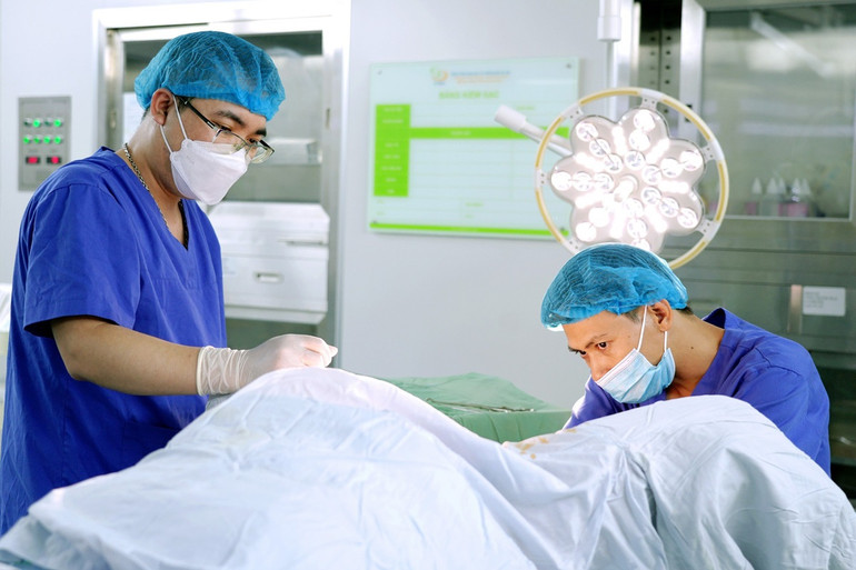 Bác sĩ khâu eo tử cung cho sản phụ.