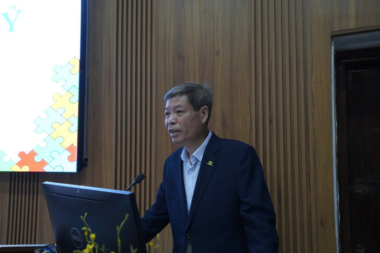 Bác sĩ chuyên khoa II Thành Ngọc Minh, Trưởng khoa Tâm thần chia sẻ với các cha mẹ tại buổi gặp mặt.