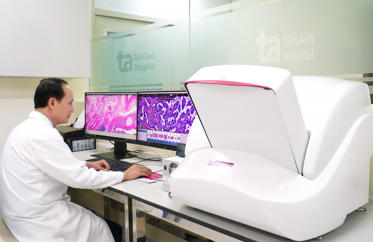 Máy Slide Scanner 3D-Histech ứng dụng trí tuệ nhân tạo, giúp quét và số hóa toàn bộ tiêu bản mô học với độ phân giải cực cao, là công cụ quan trọng để đánh giá chỉ dấu sinh học trong nghiên cứu VISTA-1. (Ảnh: BVCC)