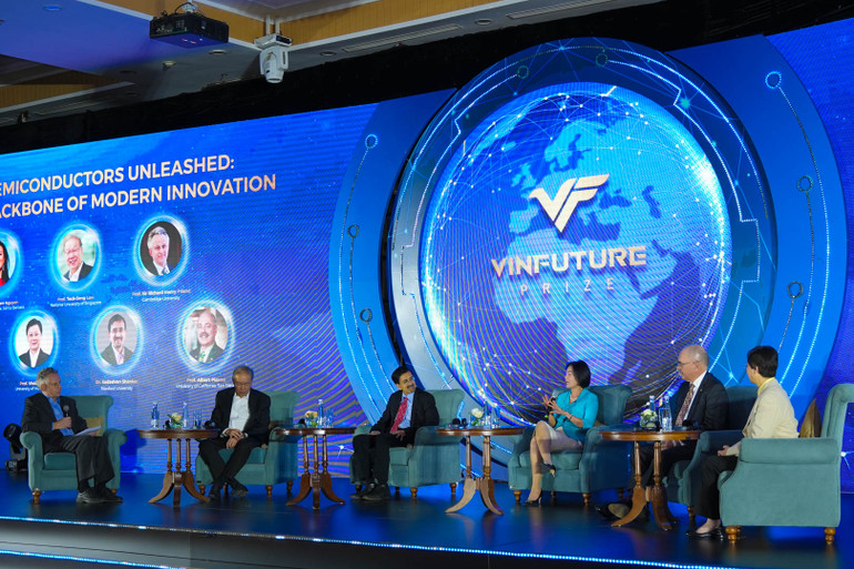 Giáo sư Nguyễn Thục Quyên, Đồng Chủ tịch Hội đồng Sơ khảo Giải thưởng VinFuture, Giám đốc Trung tâm Polyme và Chất rắn Hữu cơ (CPOS) chia sẻ tại phiên thảo luận.