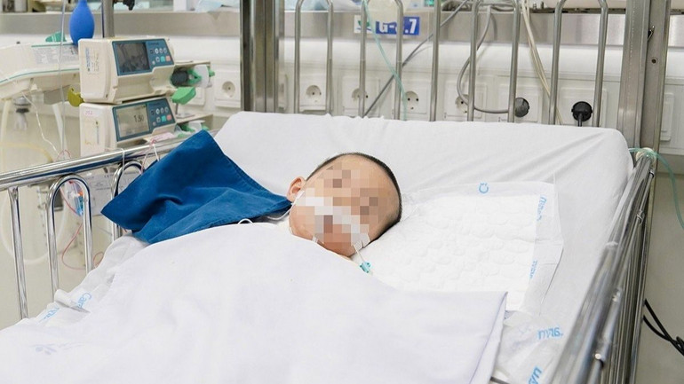 Bé B.M đang được các bác sĩ điều trị tích cực tuy nhiên tiên lượng vẫn rất nặng nề.