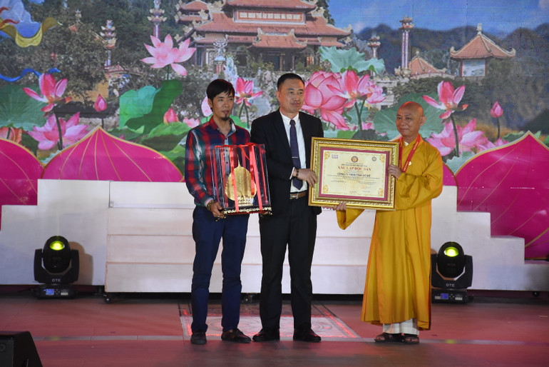 Trao chứng nhận kỷ lục Việt Nam cho độc bản Lá Bồ Đề lớn nhất mạ vàng 24k. Trao chứng nhận kỷ lục Việt Nam cho độc bản Lá Bồ Đề lớn nhất mạ vàng 24k.