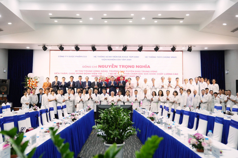 Đoàn công tác Ban Tuyên giáo, lãnh đạo Bộ Y tế tới thăm và tặng hoa chúc mừng hệ sinh thái Bệnh viện Tâm Anh, Hệ thống Tiêm chủng VNVC và Công ty Dược phẩm ECO.