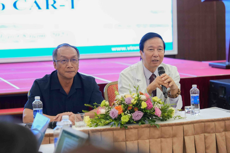 Tiến sĩ, bác sĩ Bạch Quốc Khánh và Giáo sư Nguyễn Thanh Liêm trao đổi về quá trình điều trị cho cháu bé.