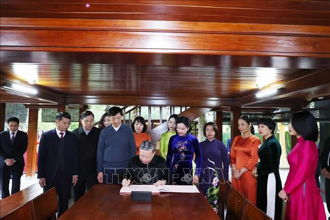 Tổng Bí thư Tô Lâm ghi cảm tưởng tại Khu Di tích Chủ tịch Hồ Chí Minh tại Phủ Chủ tịch. (Ảnh: Thống Nhất/TTXVN)