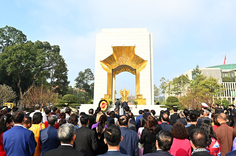 Đoàn tới đặt hoa tại Đài tưởng niệm Anh hùng Liệt sĩ trên đường Bắc Sơn.