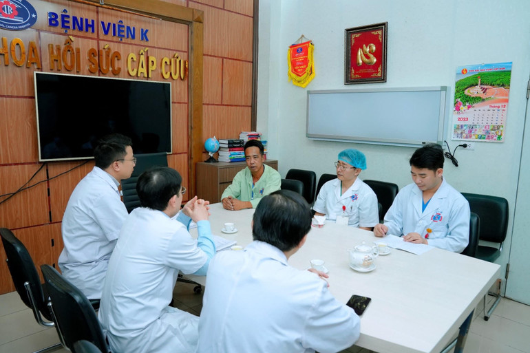 Các chuyên gia hội chẩn trước khi tiến hành phẫu thuật lấy thai cho sản phụ.