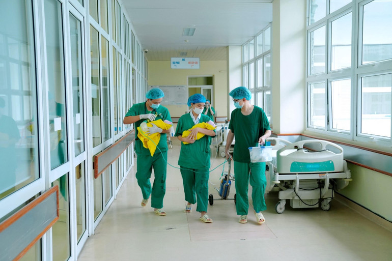Hai em bé được đưa sang Bệnh viện Phụ sản Trung ương chăm sóc.