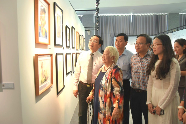 Các đại biểu thưởng lãm tranh tại triển lãm.