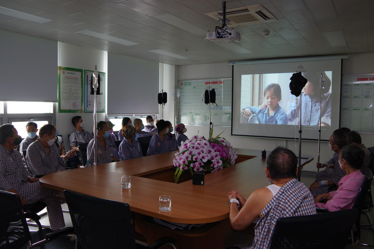 Một buổi xem phim ngắn của người bệnh và người nhà người bệnh tại Khoa Ung thư tổng hợp.