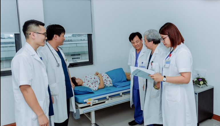 Các bác sĩ khám và tư vấn cho một phụ nữ hiếm muộn. Các bác sĩ khám và tư vấn cho một phụ nữ hiếm muộn.