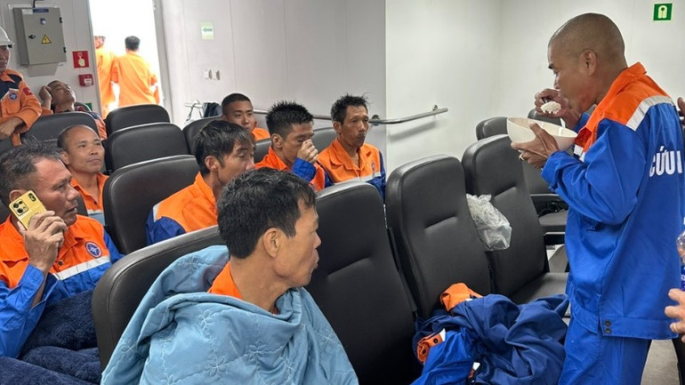 Các thuyền viên đều được cứu sống, được chăm sóc sức khỏe và đưa về cảng Vũng Áng. Các thuyền viên đều được cứu sống, được chăm sóc sức khỏe và đưa về cảng Vũng Áng.