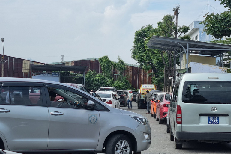 Hiện các trung tâm đăng kiểm tại Đà Nẵng đều tăng ca làm việc để giải quyết đăng kiểm xe ô-tô cho người dân.