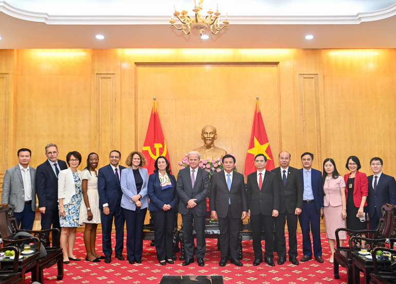 Giám đốc Học viện Chính trị quốc gia Hồ Chí Minh Nguyễn Xuân Thắng và Tổng Giám đốc Điều hành Ngân hàng Thế giới Axel van Trotsenburg với các đại biểu tại buổi tiếp. (Ảnh: DUY LINH) Giám đốc Học viện Chính trị quốc gia Hồ Chí Minh Nguyễn Xuân Thắng và Tổng Giám đốc Điều hành Ngân hàng Thế giới Axel van Trotsenburg với các đại biểu tại buổi tiếp. (Ảnh: DUY LINH)