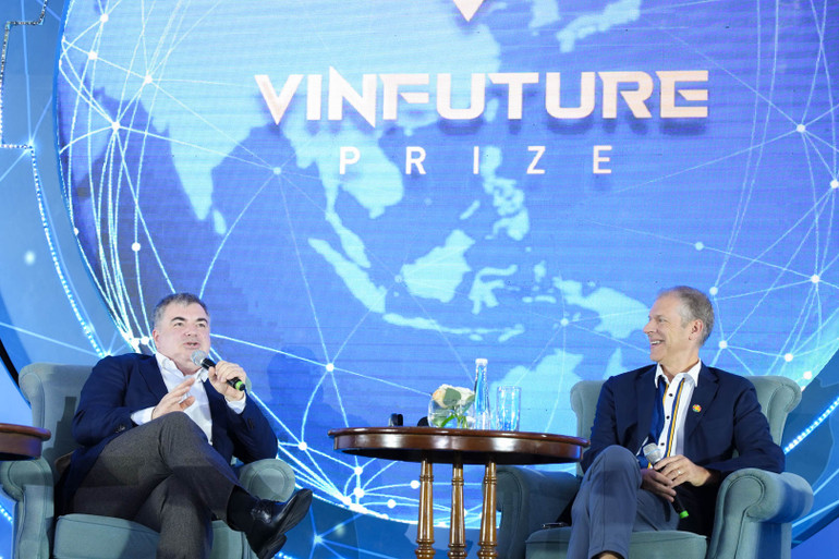 Giáo sư Sir Kostya S.Novoselov, thành viên Hội đồng Giải thưởng VinFuture chia sẻ tại tọa đàm.