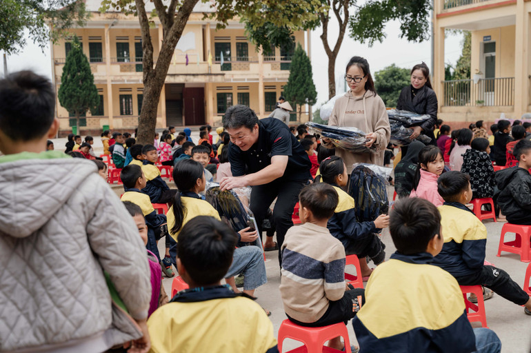 Các em nhỏ hớn hở khi biết mình sẽ có cặp sách, vở viết và đồ dùng học tập mới. Các em nhỏ hớn hở khi biết mình sẽ có cặp sách, vở viết và đồ dùng học tập mới.