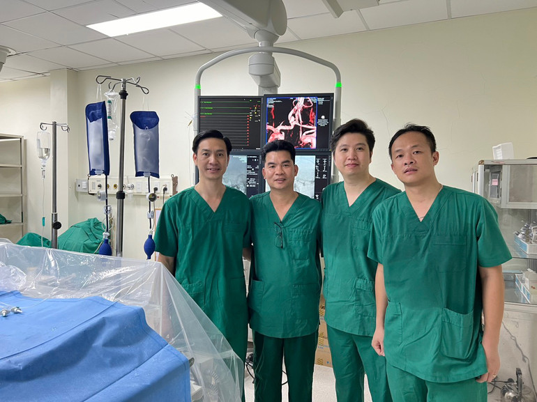 Kíp bác sĩ Bệnh viện đa khoa tỉnh Hà Giang thực hiện kỹ thuật ngày 31/5. Kíp bác sĩ Bệnh viện đa khoa tỉnh Hà Giang thực hiện kỹ thuật ngày 31/5.